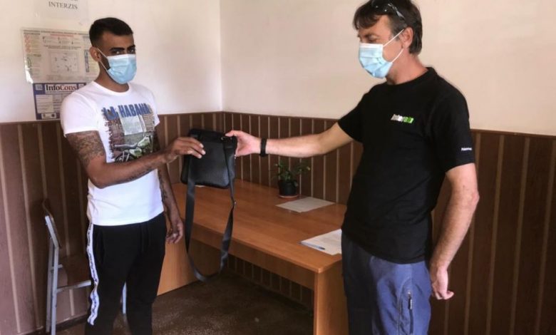 JUDEȚUL BRAȘOV. LĂUDABIL. A dus la Poliție o borsetă găsită, în care erau peste 2.000 de euro (FOTO) 1 whatsappimage2020-07-10at12-35-10.jpeg