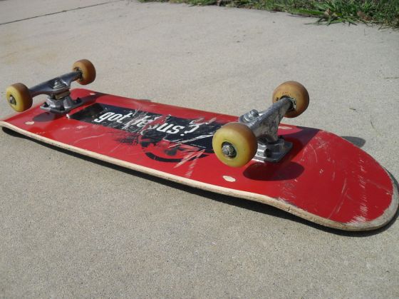 Județul BRAȘOV. Lovit de mașină, în timp ce traversa strada pe placa de skateboard 1 1280px-Skateboard_on_side_282599.jpeg