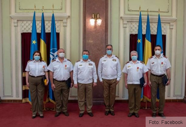 Doctorii brașoveni Alexandru Keresztes și Daniel Derioiu au fost decorați pentru rolul în lupta anti-COVID-19 (FOTO) 1 FB_IMG_1598104731711_282689.jpg