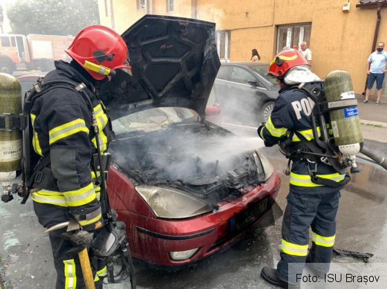 BRAȘOV. Incendiu la un autoturism! (FOTO) 1 WhatsApp Image 2020-08-19 at 13.18.21_282648.jpeg