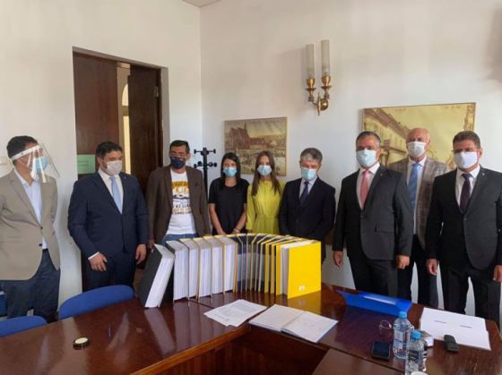 BRAȘOV. Adrian Veștea și-a depus candidatura pentru un nou mandat. „Sunt partener al primarului George Scripcaru în proiectele municipiului” 1 depunere-semnaturi2_282570.jpg