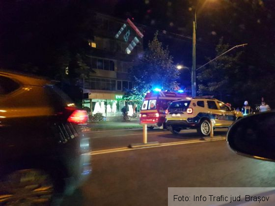BRAȘOV. Autoturism intrat într-un copac, pe Bulevardul Saturn (FOTO) 1 FB_IMG_1599895274597_283130.jpg