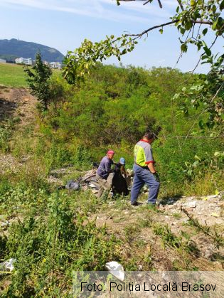 BRAȘOV. Firmă amendată cu 25.000 de lei, pentru resturile de autobuze aruncate pe un teren de lângă Decathlon / Cum de a fost identificată?! 1 IMG-20200902-WA0008_282943.jpg
