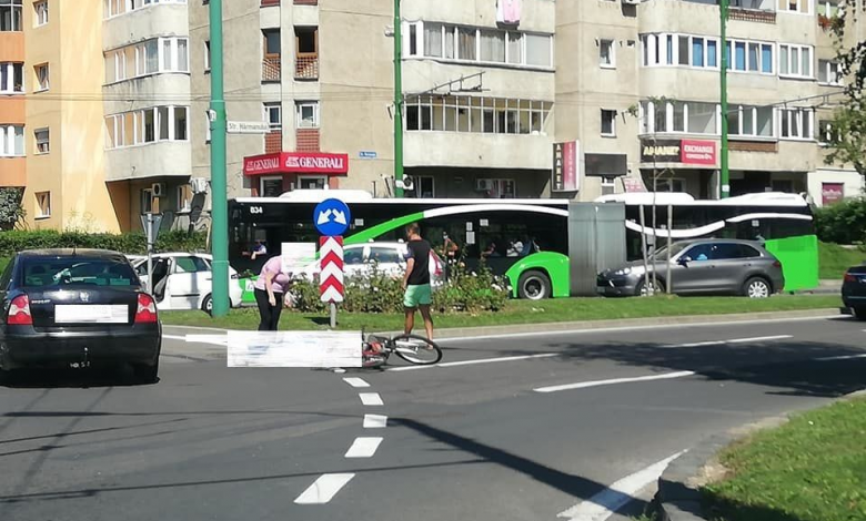 BRAȘOV. ULTIMA ORĂ. Accident în intersecția str. Hărmanului cu bulevardul Alexandru Vlahuță! Update: Biciclist rănit grav la cap 1 accidentbiciclist_3.jpg