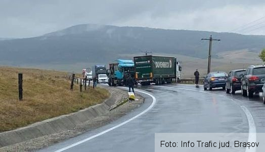 BRAȘOV. ULTIMA ORĂ. Coliziune între două TIR-uri, pe DN 13! TRAFIC BLOCAT 1 accidentdn12_2.jpg