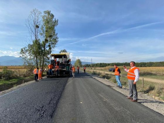 BRAȘOV. Se toarnă primul asfalt pe „Drumul de sub munte” 1 asfalt-drum-munte12_283411.jpg