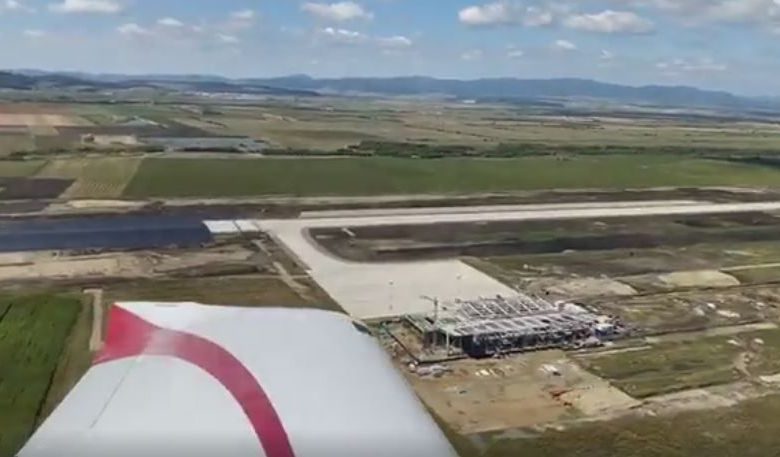 BRAȘOV. Inspecție din zbor deasupra Aeroportului 1 avion-aeroport.jpg