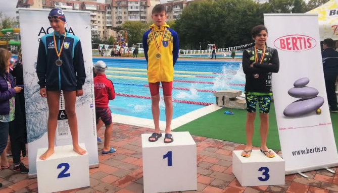 BRAȘOV. Înotătorii Coronei, pe podium la primul concurs după o pauză forţată de opt luni 1 coronainot.png