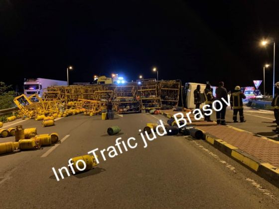 BRAȘOV. Un camion încărcat cu sute de butelii cu gaz s-a răsturnat în sensul giratoriu spre Tărlungeni (FOTO) 1 FB_IMG_1602742077204_283831.jpg