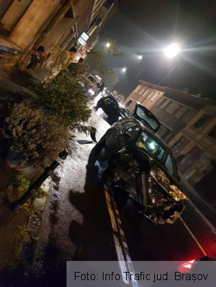Update. BRAȘOV. O tânără a intrat cu mașina în zidul unei case, pe str. Iuliu Maniu 1 FB_IMG_1603610177587_284061.jpg