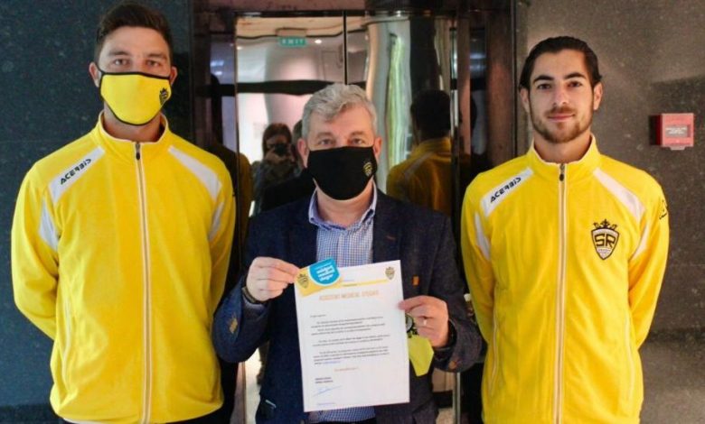 SR BRAȘOV. INIȚIATIVĂ. Fotbaliștii le duc abonamente suporterilor! 1 abonament.jpg