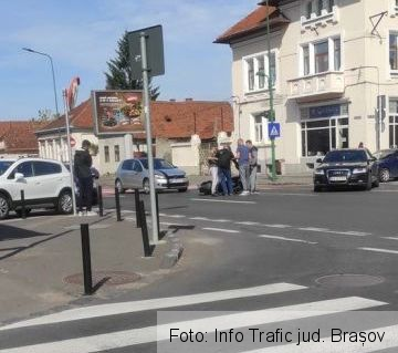 BRAȘOV. Tânăr de 23 de ani, rănit într-un accident pe str. Lungă (FOTO) 1 accidentlunga_9.jpg