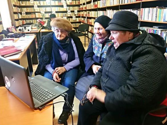 BRAȘOV. Seniorii, sărbătoriți în online 1 batrani-biblioteca.jpg
