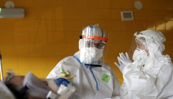 COVID-19 BRAȘOV. Opt pacienți decedați în ultimele 24 de ore. A crescut și numărul celor vindecați, dar și al celor internați și izolați 1 imbolnaviri-coronavirus-spital.jpg