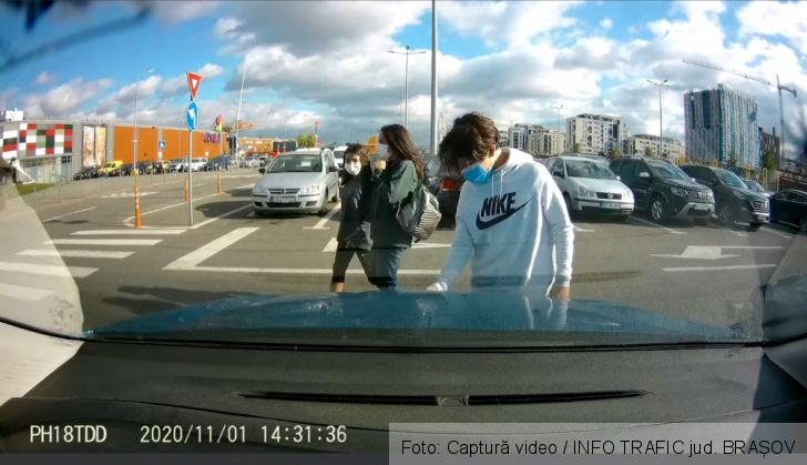 BRAȘOV. Adolescent filmat în timp ce vandaliza un autoturism, în parcarea mall-ului 1 20201101_203313_284206.jpg