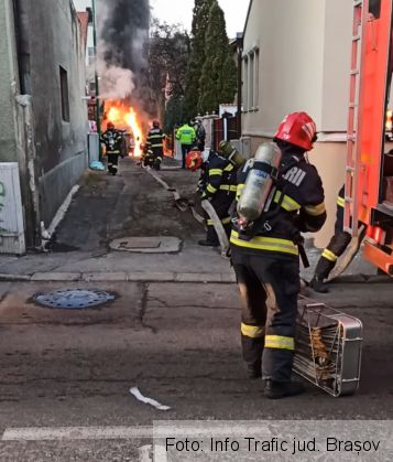 BRAȘOV. Incendiu pe strada Bisericii Române (FOTO) 1 20201125_190522_284696.jpg