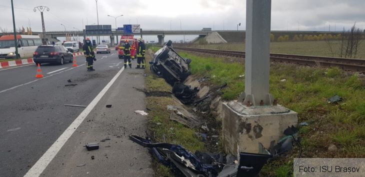 BRAȘOV. Autoturism răsturnat pe DN 1, la ieșire spre Ghimbav / Victimă încarcerată (Galerie FOTO) 1 WhatsApp Image 2020-11-06 at 16.03.27_284325.jpeg