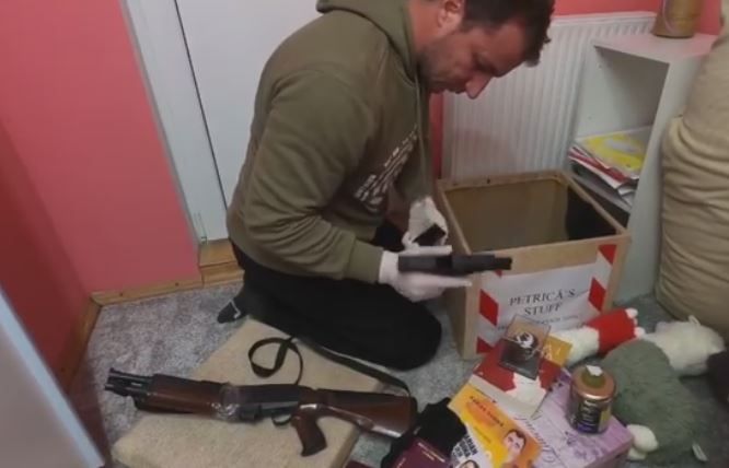 COVID-19 BRAȘOV. Polițistul Marian Godină, coronavirusul și pistolul 1 godina-pistol.jpg