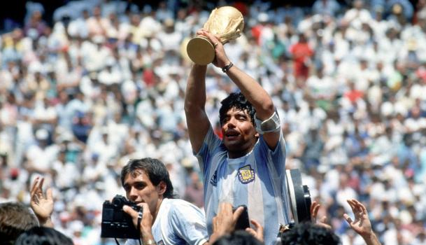 MOARTEA unui geniu controversat... 1 maradona_2.png