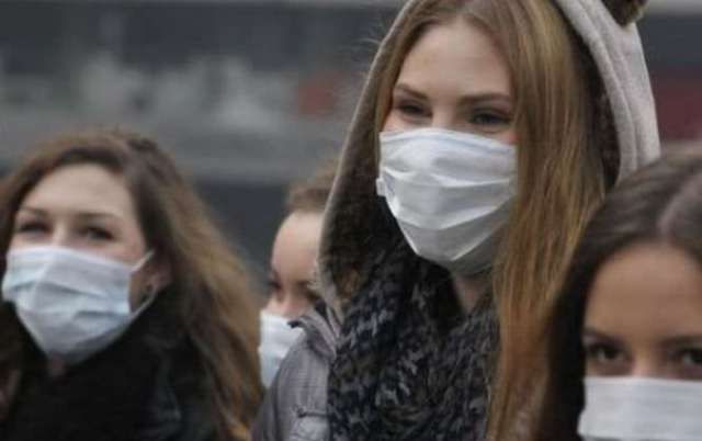 COVID-19 BRAȘOV. Prefectul le cere primarilor să nu mai aprobe ușor evenimente publice 1 oameni-masca.jpg