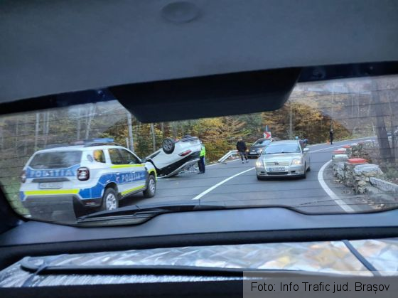 BRAȘOV. Un șofer bucureștean s-a răsturnat cu autoturismul pe Drumul Poienii (FOTO) 1 rasturnat 2_284362.jpg