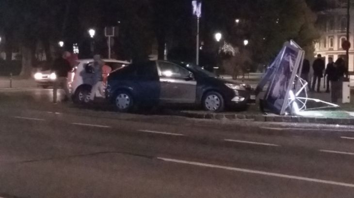 BRAȘOV. Coliziune laterală cu o „victimă” colaterală 1 20201222_211938_285268.jpg