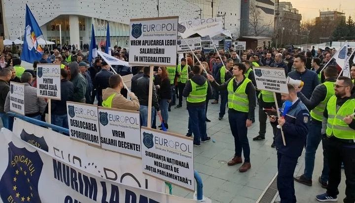 PROTESTELE polițiștilor! Fără amenzi, fără verificarea persoanelor izolate/carantinate, etc. 1 europol.jpg