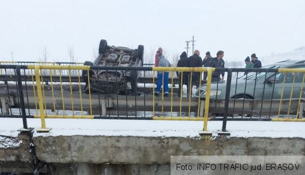 BRAȘOV. Autoturism răsturnat pe șosea, la Săcele (FOTO) 1 accidentsacele_5.jpg