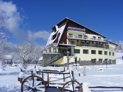 COVID-19 BRAȘOV. Branul iese iar din „scenariul roșu”. Restaurantele se pot redeschide la interior 1 hotel-bran.jpg