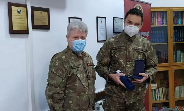BRAȘOV. Trei medici de la Spitalul Militar, decorați de președintele României pentru lupta cu SARS-CoV-2 1 medici-militari.jpg