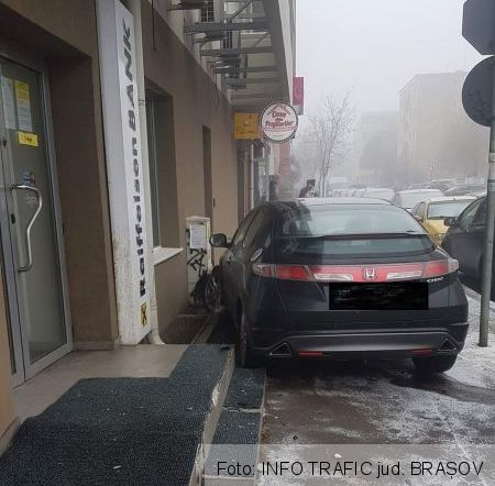 BRAȘOV. Autoturism scăpat de sub control, „parcat” pe trotuar, la intrare în bancă! 1 accidentbanca2.jpg
