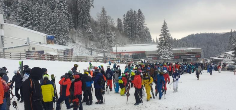 BRAȘOV. Coadă la telegondolă, și pe ger, în Poiană! 1 gondola.png