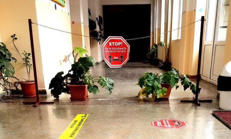 COVID-19 BRAȘOV. 216 cazuri de infectări raportate în școli și grădinițe / 171 de unități în „scenariul roșu” 1 scoala-distantare.jpg
