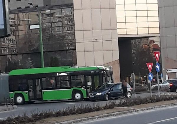 BRAȘOV. Troleibuz implicat într-o coliziune pe Bulevardul Kogălniceanu 1 troleibuz1.jpeg
