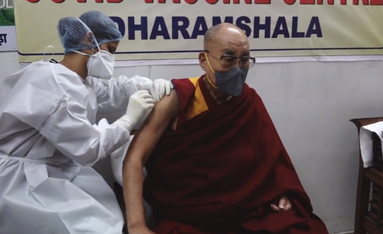 Dalai Lama, mesaj după ce s-a vaccinat antiCOVID 1 dalailama.png