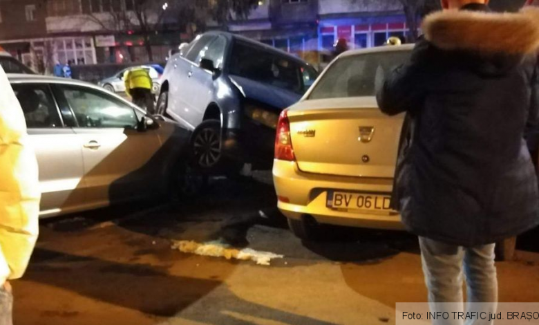 BRAȘOV. Autoturism „aterizat" între alte mașini, pe Calea București! (FOTO) 1 fb-img-1615325805493_2.jpg