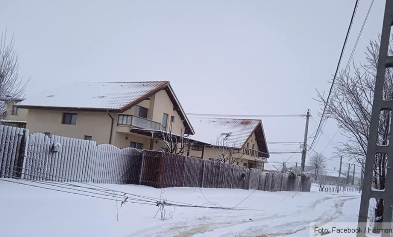 BRAȘOV. Case rămase fără curent electric, la Hărman! „Cred că s-a luat de cel puțin 6-7 ori” 1 liniicazute.jpg