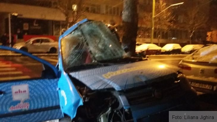 Update BRAȘOV. Mașină de livrare „încolăcită” pe un copac. Starea șoferului (FOTO) 1 masina (7)_286761.jpg