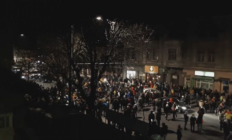 BRAȘOV. Pacient COVID-19 din spital către protestatari: „Ne desparte doar un gard” (VIDEO) 1 protest-spital.jpg