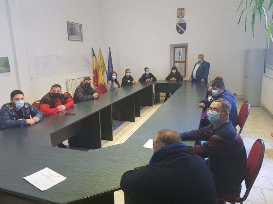 BRAȘOV. Primăria Teliu modernizează infrastructura rutieră din comunitatea marginalizată, cu bani din Islanda, Liechtenstein și Norvegia 1 semnare-contract1_287276.jpg