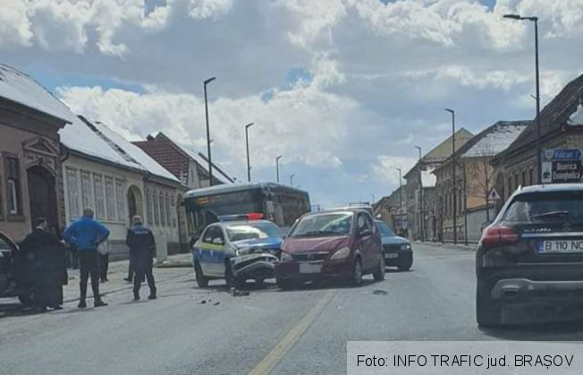 BRAȘOV. Mașină de poliție, implicată într-un accident (FOTO) 1 FB_IMG_1617893189301_287466.jpg