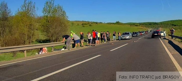 BRAȘOV. Autoturism răsturnat în afara șoselei (FOTO) 1 FB_IMG_1620581997898_288058.jpg