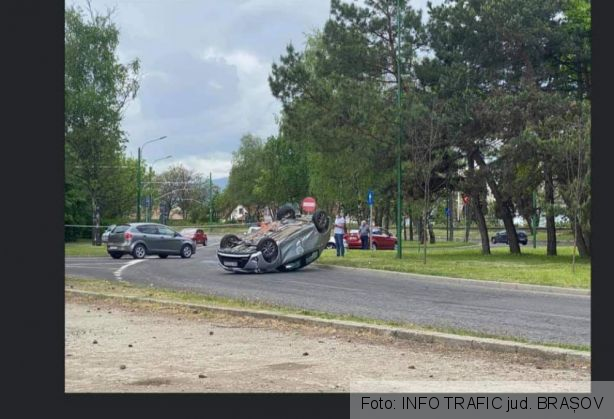 BRAȘOV. Două victime, după răsturnarea unui autoturism! Update: O persoană transportată la spital 1 FB_IMG_1620986941160_288174.jpg