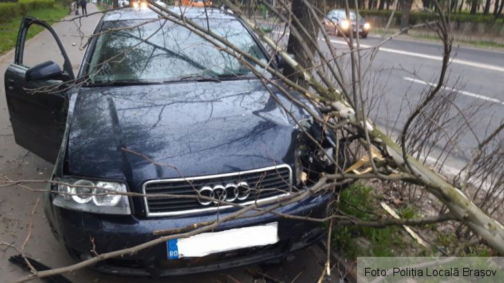 Update. BRAȘOV. Ce alcoolemie avea șoferul care a doborât un stâlp, pe Bulevardul Saturn 1 IMG-20210503-WA0010_287975.jpg