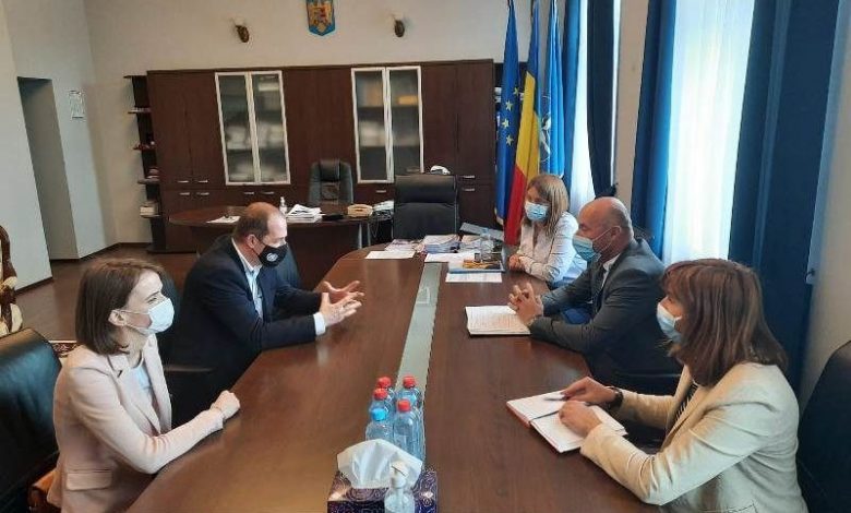 BRAȘOV. Pentru ca străinul să nu devină o problemă, ci o resursă în comunitatea locală 1 intalnire-prefectura.jpeg