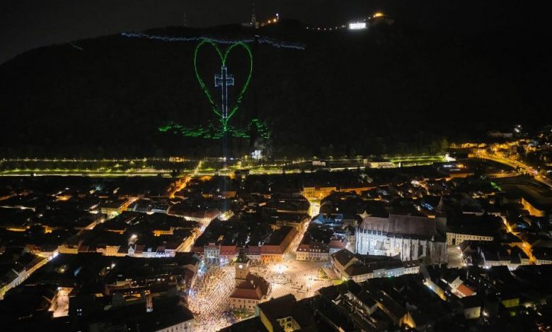BRAȘOV. Ordine impresionantă la slujba de Înviere din Piața Sfatului (GALERIE FOTO) 1 nviere-piata-sfatului--tmpa.jpg
