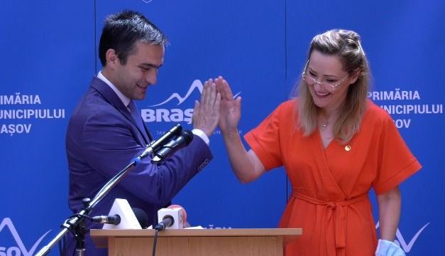 BraȘov Primarii Elena Lasconi și Allen Coliban Au Făcut Schimb De Epistole Pentru A Marca Un 0352