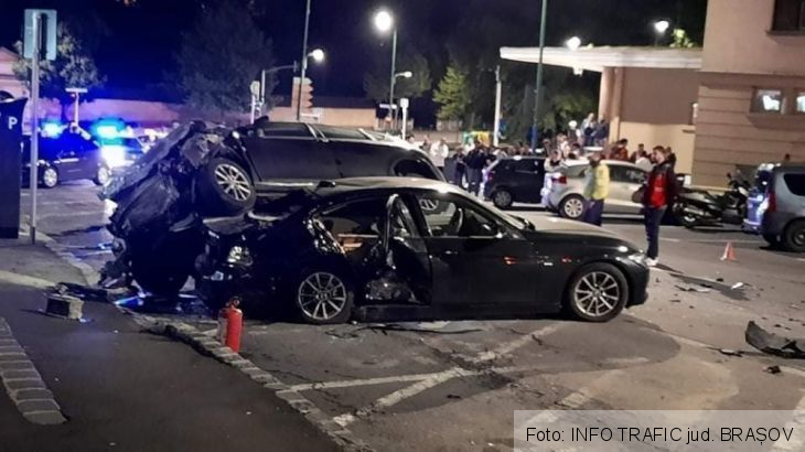 BRAȘOV. Accident, azi-noapte, lângă Casa Armatei! (FOTO) 1 FB_IMG_1623990469060_288982.jpg