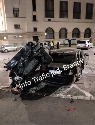 Update. BRAȘOV. Accidentul de la Casa Armatei, provocat de o tânără șoferiță 1 FB_IMG_1623990477076_288983.jpg