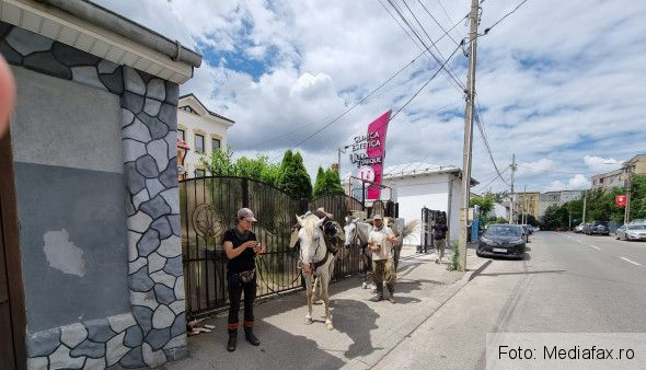 Turiști străini, rătăciți cu caii în drum spre Castelul Bran 1 cgcmdz01otamagfzad00ztfmn2m4zjjmntc4ntrjndg1mze0y2rmzjazodg3
